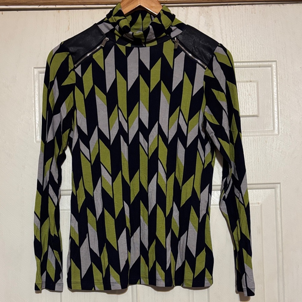 Chic Chevron Long Sleeve Top in Green and‎ Black